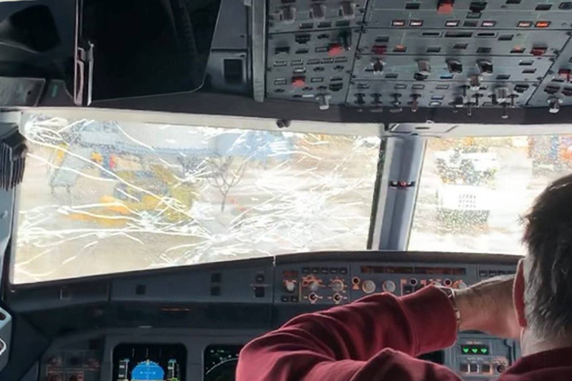 United Express yolcu uçağının kokpit camı çatladı acil indi