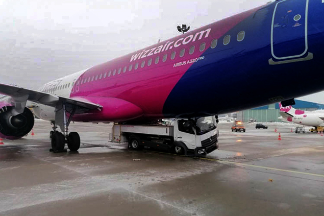 Wizz Air’in A-320 uçağına yer hizmetleri aracı çarptı