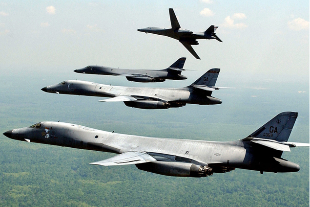 Pentagon, alçak uçuşuna 4 B-1 ile cevap veriyor