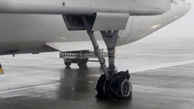 Qazaq Air uçağının inişte lastiği patladı