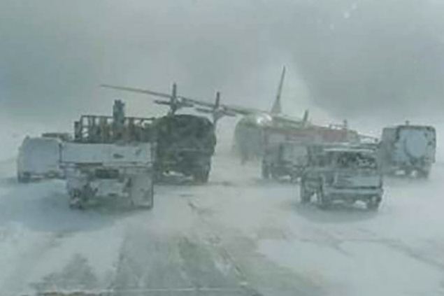 Rus Hava Kuvvetleri’nin An-12’si inişte hasar gördü