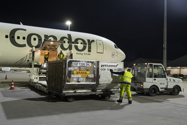 Alman Condor B767 uçaklarını aşı sevkiyatı hizmetine verdi