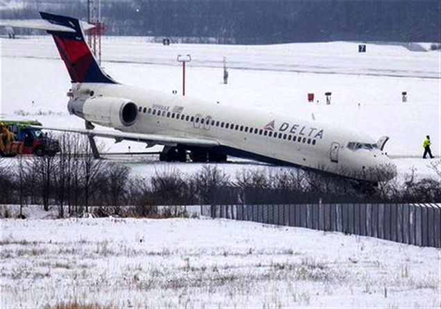 Delta Havayolları’nın B717’si takside pistten çıktı