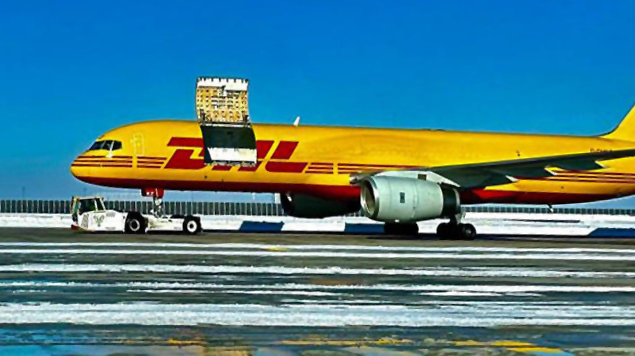 DHL’in uçağının tırmanışta kargo kapağı açıldı