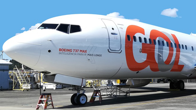 GOL Airlines uçağına park halinde mobil merdiven çarptı