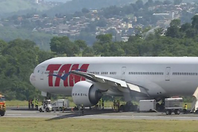 LATAM’ım B77-300’ün inişte lastiği patlattı