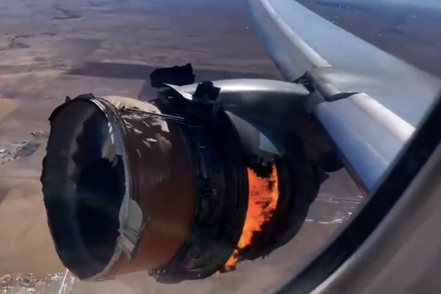 UA’nın B777-200 uçağının kalkışta motorunda patlama oldu