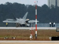 ABD Hava Kuvvetleri’nin F-22 Raptor’u burun üstü indi