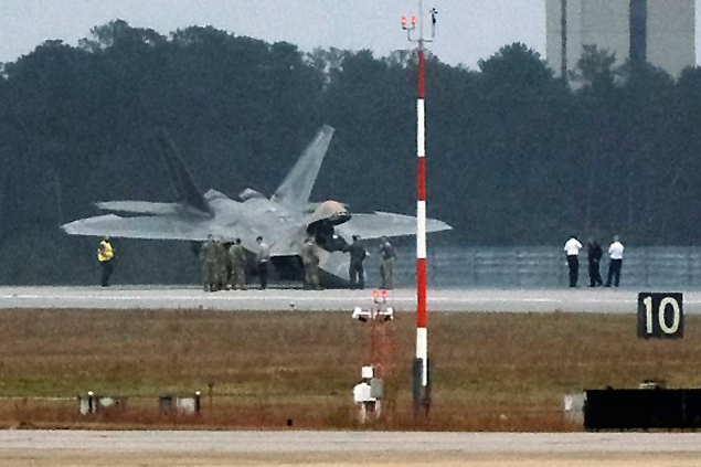 ABD Hava Kuvvetleri’nin F-22 Raptor’u burun üstü indi