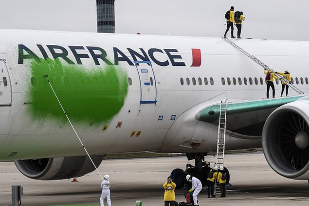 Aprona giren Greenpeace üyeleri uçak boyadı
