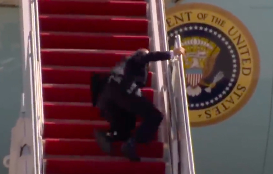 ABD Başkanı Biden, uçağa binerken düştü