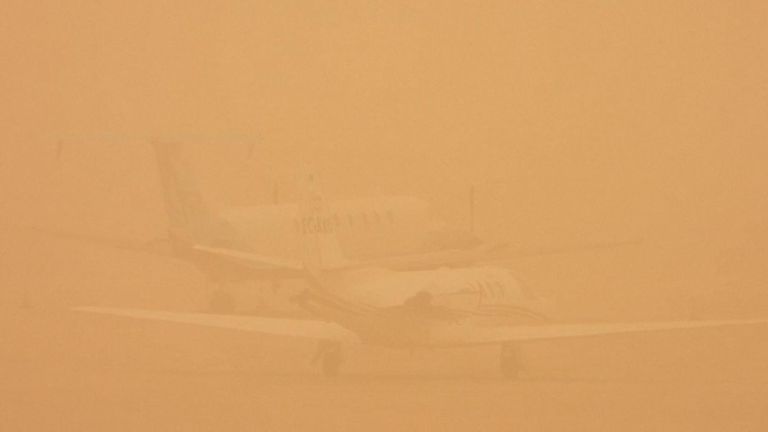 Pekin’de kum fırtınası uçuşları engelliyor