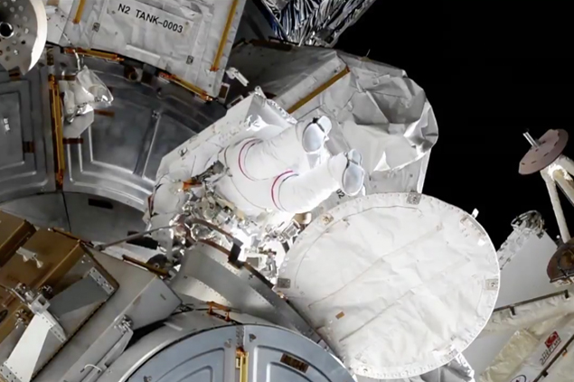 NASA astronotları güneş panelini 7 saatte tamir etti