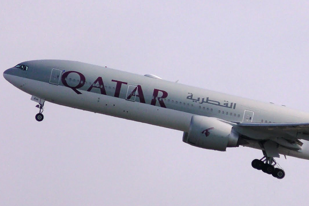 Qatar Airways’in B777-300 uçağının kalkışta lastiği patladı