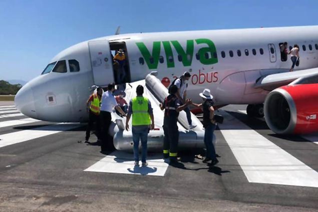 Viva Aerobus’ın A320 taksi yaparken ön dikmesi koptu