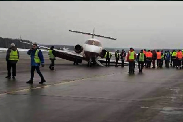 Hawker 900, Vnukovo Havalimanı’na acil indi