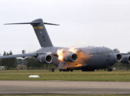 ABD Hava Kuvvetleri’nin C-17 Globemaster’i park halinde yandı