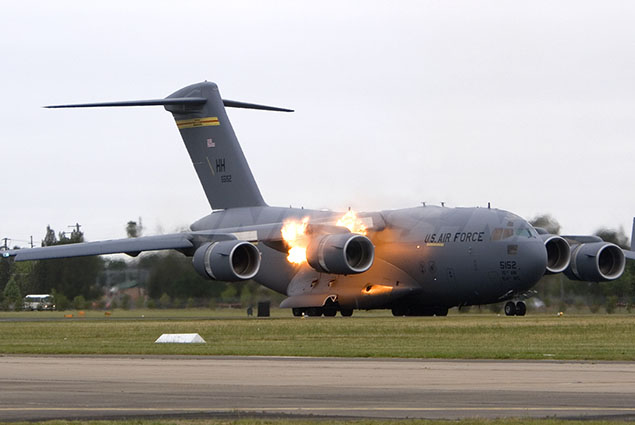 ABD Hava Kuvvetleri’nin C-17 Globemaster’i park halinde yandı