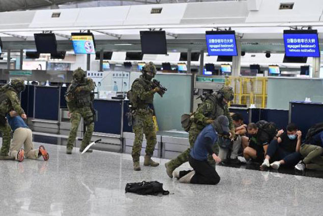 Hong Kong Havalimanı’nda terör tatbikatı