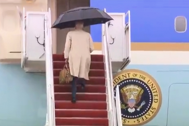 Joe Biden, yine merdivenlere takıldı
