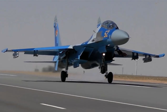 Kazakistan savaş uçaklarını ilk kez otoyola indirdi