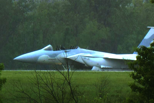 F-15QA yerde iki pilotu koltukla fırlattı