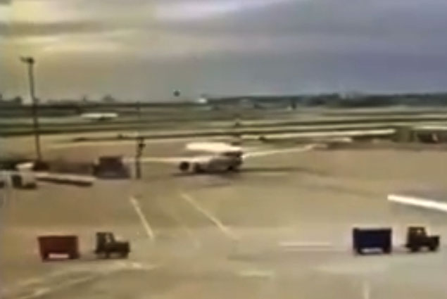 ABD, Dallas’ta AA uçağı elektrik direğine çarptı