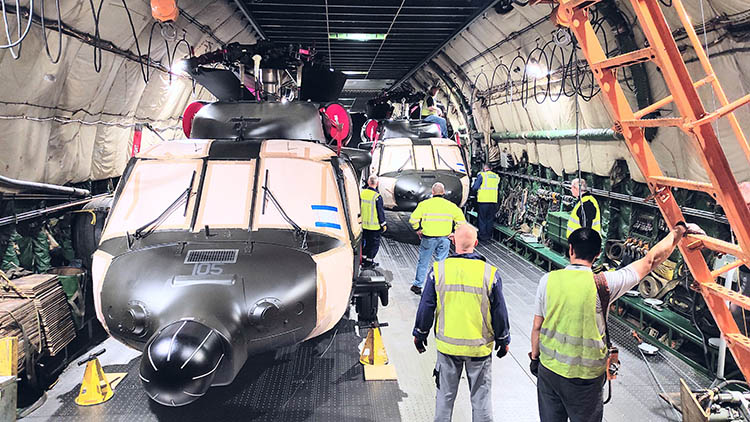 An-124, bir seferde 5 det Sikorsky S-70 taşıdı