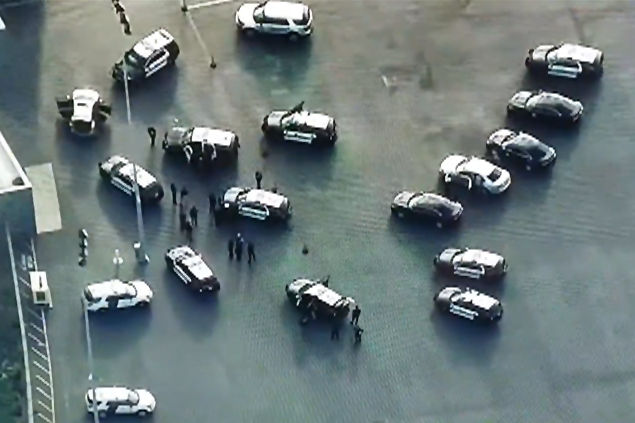 LAX’ta güvenlik açığı, bir araç piste polislerle kovalamaca oynadı
