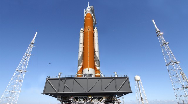 Nasa SLS roketlerini birleştirdi
