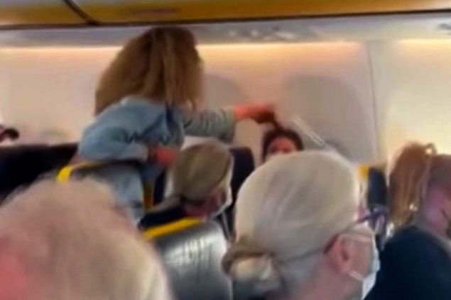 Ryanair İbiza-Milano uçağıda maske kavgası