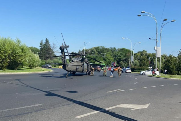 Sikorsky UH-60 Black Hawk’ Bükreş’te caddeye indi