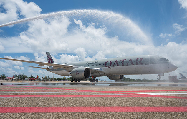 Qatar Airways, Phuket’te su takı ile karşılandı