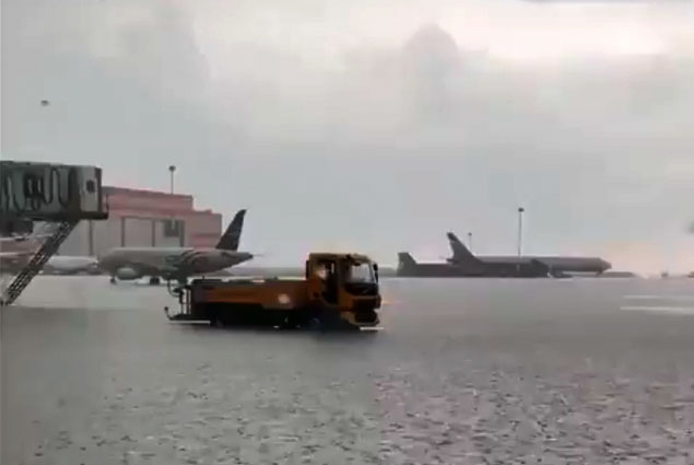 Şeremetyevo Havalimanı sular altında kaldı