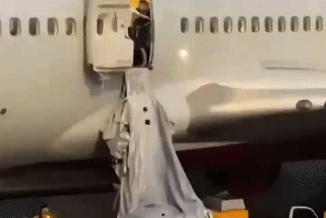 Hava almak için uçağın acil çıkış kapısını açtı