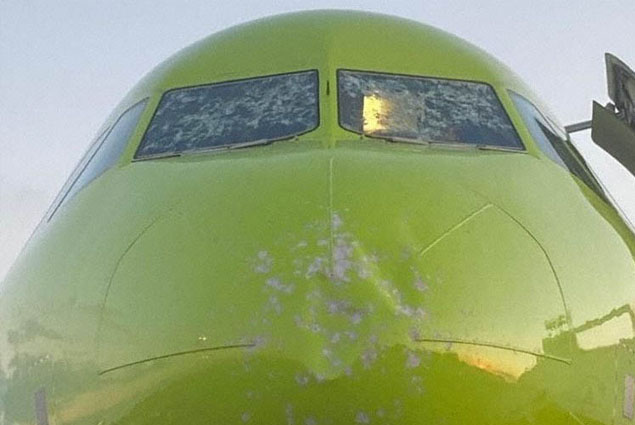 S7 Airlines uçağı doluya yakalandı, bu hale geldi