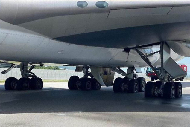Silkway Airlines uçağının kalkışta lastikleri patladı