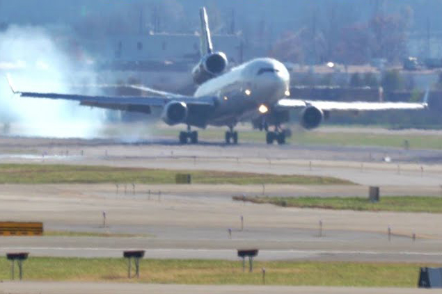 UPS’in MD-11 uçağı inişte lastik patlattı