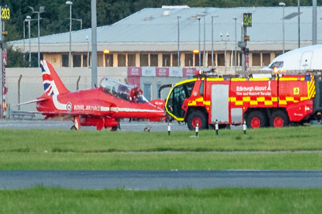 Red Arrows gösteri uçağı acil indi