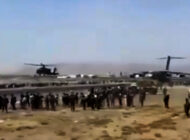 ABD kargo uçağının önünü Apache helikopterler açtı