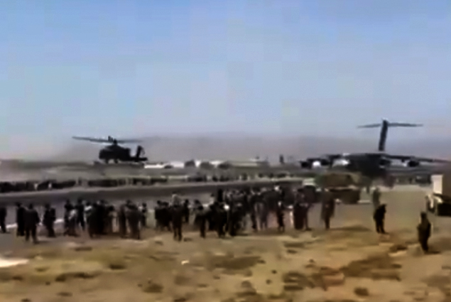 ABD kargo uçağının önünü Apache helikopterler açtı