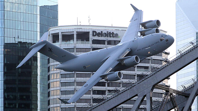 Boeing C-17A Globemaster festival için alçak uçtu