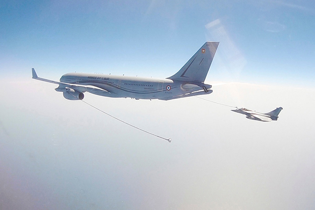Airbus A330 MRTT tanker uçağı alçak geçti, halk panikledi