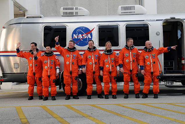 Nasa, astronotlarını taşıyacak araba arayışına girdi