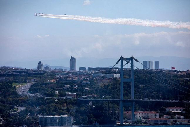 İstanbul Boğazı’nda 15 uçakla gösteri uçuşu