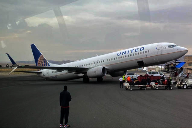 United uçağı yolcu indirirken şaha kalktı