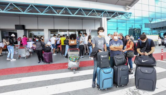KKTC’ye gelen öğrenciler, Ercan Havalimanı’nda gençlik rüzgarı estirdi