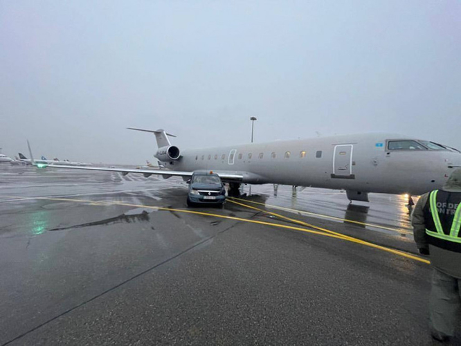 Almatı Havalimanı’nda CRJ-200 pistte araca çarptı