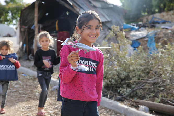 Baykar, Şırnak’taki çocuklara İHA maketi yolladı