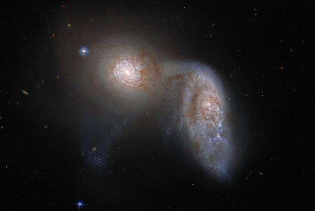 Hubble Uzay Teleskobu, iki galaksi birden görüntüledi